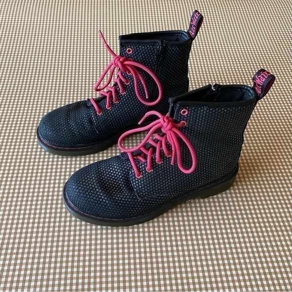 Dr. Martens Delaney Black Pebbled Iridescent
Metallic Boots. Size 5 Women's - Picture 15 of 16